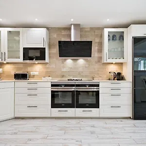Spaces Mediterranean 4 Bedroom, 4 Bathroom, Huge Terrace, Jacuzzi- Sleeps 9 Apartment Sitges